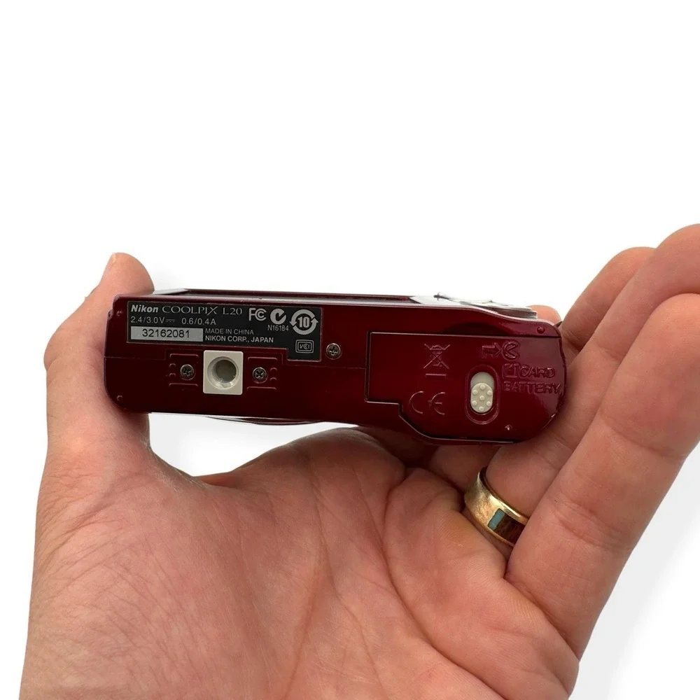 Nikon COOLPIX L20 Red 10MP 3.6x Zoom Digital Camera w/ Card & Manual TESTED